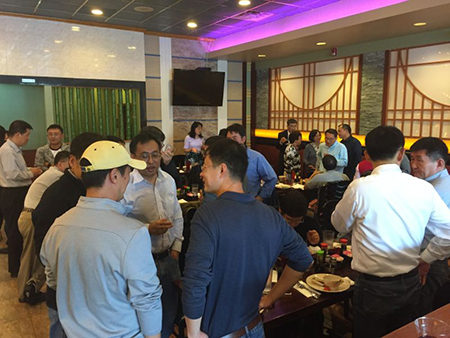 专家们相谈甚欢，直到傍晚时分，仍不舍离去