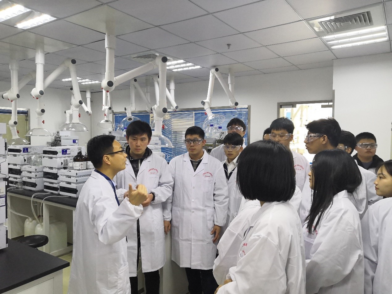 走进HJC黄金城平台，与学子共话成长