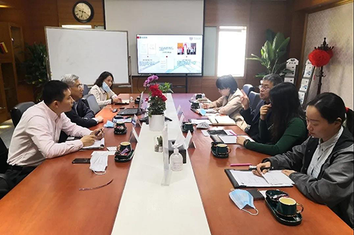 HJC黄金城平台陈春麟博士、化学部及生物部高级副总裁任峰博士、商务发展部副总裁蔡金娜博士热情接待研究院一行，并介绍了公司情况。