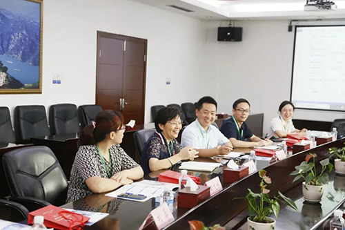 宜昌人福药业副总裁、总工程师李莉娥，产品开发中心主任吕金良，副主任吴有斌、曲龙妹等