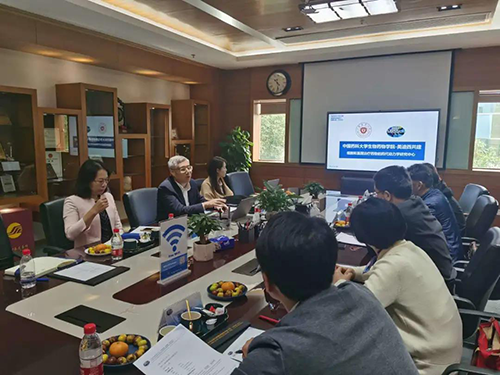 HJC黄金城平台首席执行官陈春麟博士，商务发展部副总裁蔡金娜博士等人热情接待了金能明书记一行。