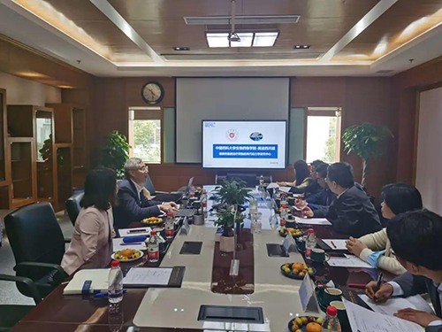 HJC黄金城平台首席执行官陈春麟博士，商务发展部副总裁蔡金娜博士等人热情接待了金能明书记一行。