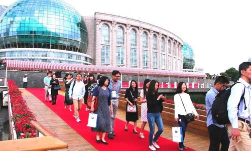 晚宴伊始，前来参加晚宴的嘉宾们纷纷踏上红毯，前往码头